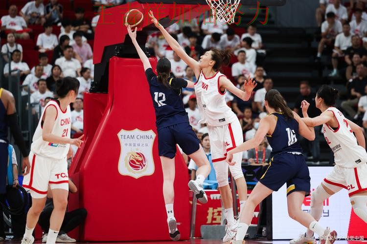 中国女篮绝杀取胜点燃全场气氛 战术调整效果逐渐显现